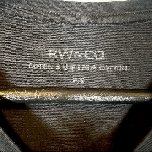 RW&CO. Black V-Neck Short Sleeve T-Shirt - Picture 3 of 3